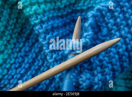 Stricknadeln aus Holz, die zum Stricken EINER Wolldecke mit Kopierraum verwendet werden Stockfoto