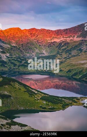 Schönes Tal mit fünf Seen in der Hohen Tatra bei Sonnenaufgang, Polen Stockfoto