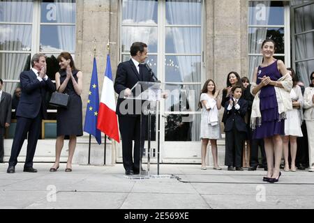 Die französische First Lady Carla Bruni-Sarkozy während des französischen Präsidenten Nicolas Sarkozy spricht, nachdem Ingrid Betancourt am 14. Juli 2008 von dem französischen Präsidenten Nicolas Sarkozy bei der traditionellen Gartenparty im Elysee-Palast in Paris, Frankreich, mit der Ehrenlegion ausgezeichnet wurde. Foto von Benainous-Hounsfield/Pool/ABACAPRESS.COM Stockfoto