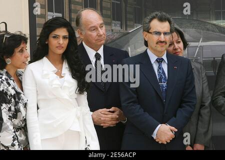 Saudi-arabischer Prinz Alwaleed bin Talal bin Abdul aziz Al Saud, seine Frau Prinzessin Ameera und spirituelle Führer der schiitischen Imami Ismaili Muslime und der Aga Khan hinter der ersten Stein Zukunft islamischen Kunst Abteilung im Louvre Museum in Paris, Frankreich, am 16. Juli, 2008 während der Zeremonie zur Eröffnung der Arbeiten. Foto von Pierre Villard/Pool/ABACAPRESS.COM Stockfoto