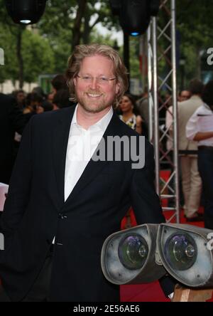 US-Regisseur Andrew Stanton nimmt an der französischen Premiere des neuen Animationsfilms von Pixar Studios 'WALL E' Teil, der am 17. Juli 2008 im Marignan Theater in Paris, Frankreich, stattfand. Foto von Denis Guignebourg/ABACAPRESS.COM Stockfoto