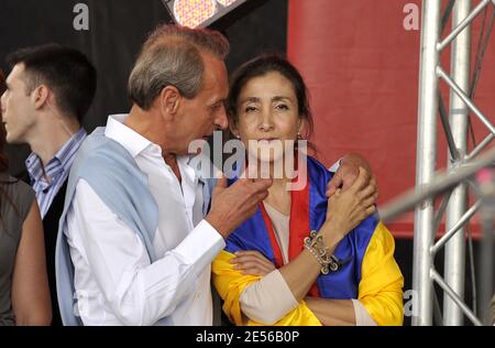 Die französisch-kolumbianische Politikerin und ehemalige Geisel Ingrid Betancourt und der Pariser Bürgermeister Bertrand Delanoe nehmen am Konzert für die Freiheit am Trocadero in Paris, Frankreich, am 20. Juli 2008 Teil. Foto von Christophe Guibbaud/ABACAPRESS.COM Stockfoto