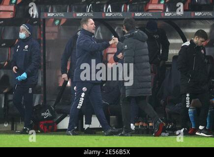 Crawley Town Manager John Yems (links) und AFC Bournemouth Manager Jason Tindall geben sich nach dem Schlusspfiff beim vierten Lauf des Emirates FA Cup im Vitality Stadium, Bournemouth, die Hände. Bilddatum: Dienstag, 26. Januar 2021. Stockfoto