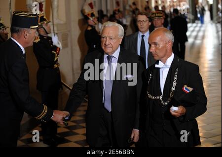 Der französische Präsident des Senats Christian Poncelet kommt am 21. Juli 2008 auf einem Sonderkongress der beiden Parlamentsgebäude im Schloss Versailles, außerhalb von Paris, Frankreich, an, um über die Pläne des französischen Präsidenten Nicolas Sarkozy zur Neufassung der Verfassung abzustimmen. Französische Gesetzgeber versammeln sich für eine vorbildbare Abstimmung über Sarkozys Pläne, wobei die Oppositionssozialisten davor warnen, dass das Projekt Frankreich in eine "Monokratie" verwandeln würde. Der Gesetzentwurf würde eine zweizeitige Grenze für Präsidenten festlegen, dem parlament ein Veto über einige Präsidentschaftswahlen geben, die Kontrolle der Regierung über das ausschusssystem des parlaments beenden Stockfoto