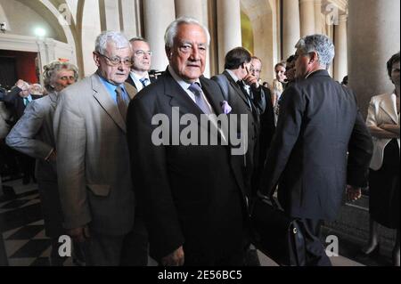 Der französische Senatsvorsitzende Christian Poncelet nimmt am 21. Juli 2008 an einem Sonderkongress der beiden Parlamentsgebäude im Schloss Versailles, außerhalb von Paris, Frankreich, Teil, um über die Pläne des französischen Präsidenten Nicolas Sarkozy zur Neufassung der Verfassung abzustimmen. Französische Gesetzgeber versammeln sich für eine vorbildbare Abstimmung über Sarkozys Pläne, wobei die Oppositionssozialisten davor warnen, dass das Projekt Frankreich in eine "Monokratie" verwandeln würde. Der Gesetzentwurf würde eine zweizeitige Grenze für Präsidenten festlegen, dem parlament ein Veto über einige Präsidentschaftswahlen geben, die Kontrolle der Regierung über das ausschusssystem des parlaments beenden und pa erlauben Stockfoto