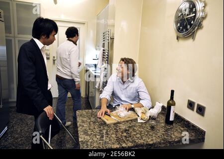 Exklusiv. Der Sohn des französischen Präsidenten und Chef der regierenden UMP-Partei im gemeinderat des Departements Hauts-de-seine Jean Sarkozy mit seinen Freunden in Neuilly-sur-seine, Frankreich, am 17. Juli 2008. Foto von Elodie Gregoire/ABACAPRESS.COM Stockfoto