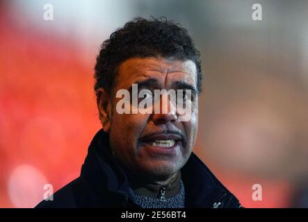 Sky Sports-Experte Chris Kamara während des Sky Bet League One Match im Keepmoat Stadium, Doncaster. Bilddatum: Dienstag, 26. Januar 2021. Stockfoto