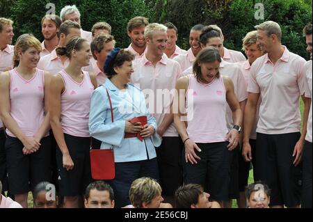 Die französische Ministerin für Gesundheit, Jugend, Sport und Verbände Roselyne Bachelot-Narquin posiert mit der französischen Schwimmolympiamannschaft während einer Trainingseinheit vor ihrer Abreise nach Peking zu den Olympischen Spielen am 27. Juli 2008 in Colombes, Frankreich. Foto von Nicolas Gouhier/cameleon/ABACAPRESS.COM Stockfoto