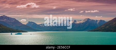 Panoramablick über die türkisfarbene Lagune in der Nähe des berühmten Perito Moreno gletscher und mit austral Wäldern am goldenen Herbst und rötlich Sonnenuntergang in Patago Stockfoto