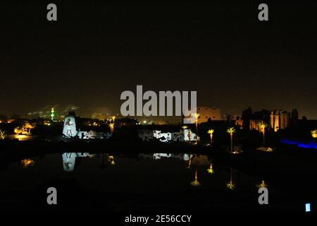 Beleuchtete große Amun Tempel von Karnak bei Nacht, Luxor, Ägypten Stockfoto