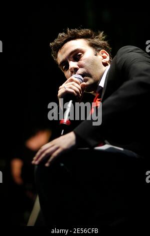 Der französische Sänger Saez spielt live auf der Bühne während des 7. Solidays Musikfestivals, das am 9. Juli 2005 in Longchamp bei Paris, Frankreich, stattfindet. Foto von DS/ABACAPRESS.COM Stockfoto