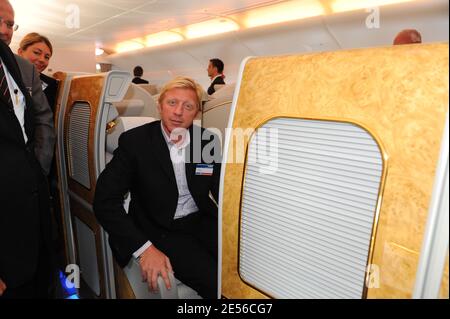 Der ehemalige deutsche Tennisspieler Boris Becker wird am 28. Juli 2008 bei der Übergabe des ersten Airbus A380 an die arabische Fluggesellschaft 'Emirates' im Airbus-Werk in Hamburg zu Besuch bei den Emirates Airlines A6-EDA A380 gesehen. Der erste Linienflug wird am 01. August von Dubai nach New York stattfinden. Emirates hat 58 A380 bestellt, das derzeit das größte Passagierflugzeug der Welt ist. Foto von Ammar Abd Rabbo/ABACAPRESS.COM Stockfoto