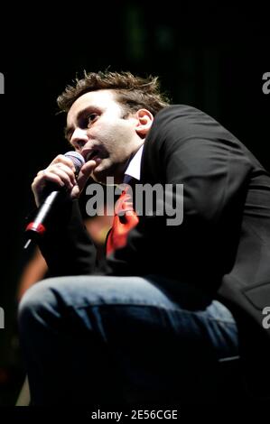Der französische Sänger Saez spielt live auf der Bühne während des 7. Solidays Musikfestivals, das am 9. Juli 2005 in Longchamp bei Paris, Frankreich, stattfindet. Foto von DS/ABACAPRESS.COM Stockfoto