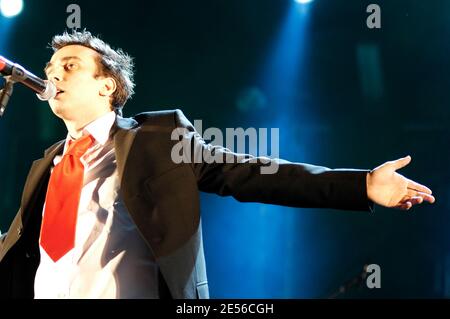 Der französische Sänger Saez spielt live auf der Bühne während des 7. Solidays Musikfestivals, das am 9. Juli 2005 in Longchamp bei Paris, Frankreich, stattfindet. Foto von DS/ABACAPRESS.COM Stockfoto