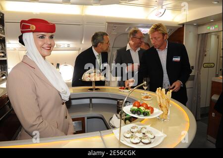 Der ehemalige deutsche Tennisspieler Boris Becker wird am 28. Juli 2008 bei der Übergabe des ersten Airbus A380 an die arabische Fluggesellschaft 'Emirates' im Airbus-Werk in Hamburg zu Besuch bei den Emirates Airlines A6-EDA A380 gesehen. Der erste Linienflug wird am 01. August von Dubai nach New York stattfinden. Emirates hat 58 A380 bestellt, das derzeit das größte Passagierflugzeug der Welt ist. Foto von Ammar Abd Rabbo/ABACAPRESS.COM Stockfoto