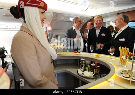 Der ehemalige deutsche Tennisspieler Boris Becker wird am 28. Juli 2008 bei der Übergabe des ersten Airbus A380 an die arabische Fluggesellschaft 'Emirates' im Airbus-Werk in Hamburg zu Besuch bei den Emirates Airlines A6-EDA A380 gesehen. Der erste Linienflug wird am 01. August von Dubai nach New York stattfinden. Emirates hat 58 A380 bestellt, das derzeit das größte Passagierflugzeug der Welt ist. Foto von Ammar Abd Rabbo/ABACAPRESS.COM Stockfoto