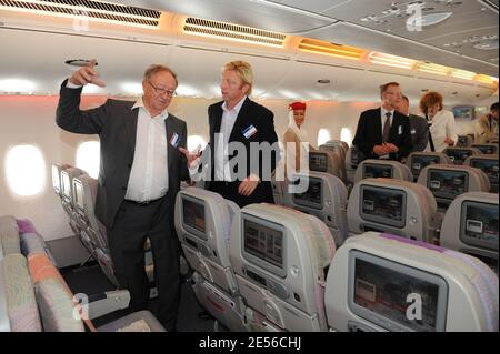 Der ehemalige deutsche Tennisspieler Boris Becker wird am 28. Juli 2008 bei der Übergabe des ersten Airbus A380 an die arabische Fluggesellschaft 'Emirates' im Airbus-Werk in Hamburg zu Besuch bei den Emirates Airlines A6-EDA A380 gesehen. Der erste Linienflug wird am 01. August von Dubai nach New York stattfinden. Emirates hat 58 A380 bestellt, das derzeit das größte Passagierflugzeug der Welt ist. Foto von Ammar Abd Rabbo/ABACAPRESS.COM Stockfoto