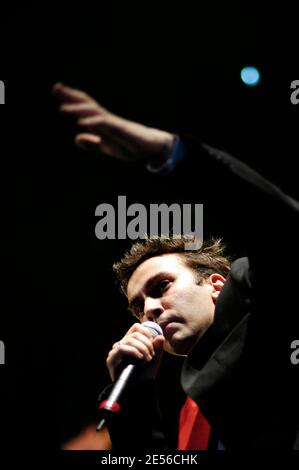 Der französische Sänger Saez spielt live auf der Bühne während des 7. Solidays Musikfestivals, das am 9. Juli 2005 in Longchamp bei Paris, Frankreich, stattfindet. Foto von DS/ABACAPRESS.COM Stockfoto