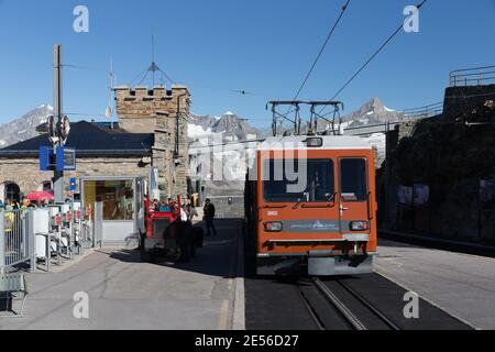 Schweiz der Zug hielt am Bahnhof Gornergrat auf dem Gipfel des Gornergrat mit Blick auf das Matterhorn. Stockfoto