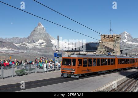 Schweiz der Zug hielt am Bahnhof Gornergrat auf dem Gipfel des Gornergrat mit Blick auf das Matterhorn. Stockfoto