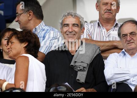 Frankreichs Trainer Raymond Domenech steht vor der "Champion's Trophy", Bordeaux gegen Lyon, am 2. August 2008 im Chaban Delmas Stadion in Bordeaux, Frankreich. Das Spiel endete in einem Unentschieden von 0-0 und Bordeaux besiegt 5-4, Lyon in der Elfmeterschießen. Foto von Patrick Bernard/Cameleon/ABACAPRESS.COM Stockfoto