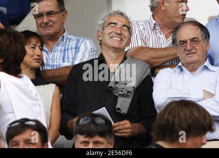 Frankreichs Trainer Raymond Domenech steht vor der "Champion's Trophy", Bordeaux gegen Lyon, am 2. August 2008 im Chaban Delmas Stadion in Bordeaux, Frankreich. Das Spiel endete in einem Unentschieden von 0-0 und Bordeaux besiegt 5-4, Lyon in der Elfmeterschießen. Foto von Patrick Bernard/Cameleon/ABACAPRESS.COM Stockfoto