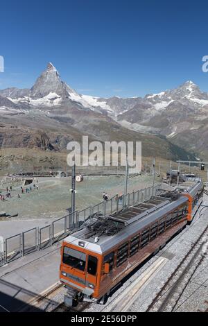 Der Zug hielt am Bahnhof Gornergrat auf dem Gipfel des Gornergrat mit Blick auf das Matterhorn. Stockfoto