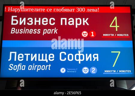 U-Bahn U-Bahn U-Bahn-Station Abfahrt Fahrplan beleuchtete Informationen Schild für die Linien Business Park und Sofia Airport Stockfoto