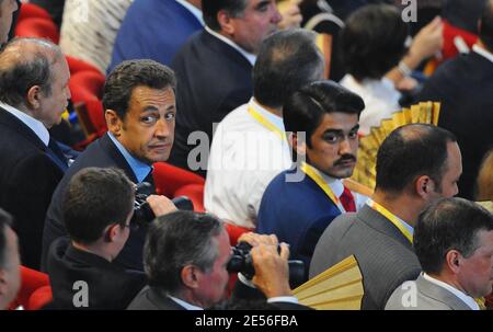 Der französische Präsident Nicolas Sarkozy und sein Sohn Louis nehmen am 8. August 2008 an der Eröffnungszeremonie der XXIX. Olympischen Spiele im Nationalstadion in Peking, China, Teil.Foto: Jing Min/Cameleon/ABACAPRESS.COM Stockfoto