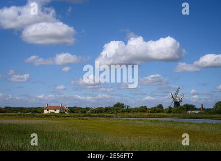 Polkey's Mühle und Haus in der Nähe von Reedham an einem Sommertag. Stockfoto