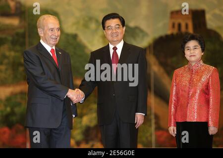 Der israelische Präsident Shimon Peres posiert für ein Foto mit dem chinesischen Präsidenten Hu Jintao und seiner Frau Liu Yongqing (R), bevor er am 8. August 2008 in der Großen Halle der Menschen in Peking ein Begrüßungsmahl veranstaltet. Die führenden Politiker der Welt kommen nach China, um an der Eröffnungszeremonie der Olympischen Spiele 2008 in Peking teilzunehmen. Foto von Guy Wolff/ABACAPRESS.COM Stockfoto