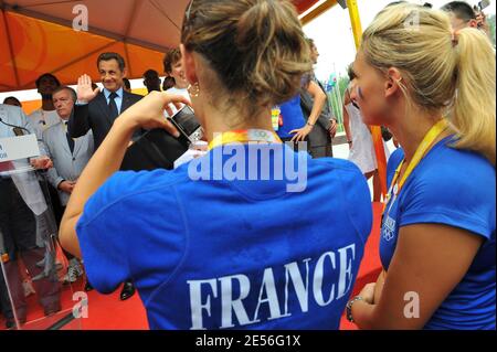 Der französische Präsident Nicolas Sarkozy besucht vor der Eröffnungszeremonie im Olympischen Dorf in Peking am 8. August 2008 die französischen Olympiateilnehmer. Foto von Gouhier-Hahn-Nebinger/ABACAPRESS.COM Stockfoto