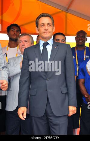 Der französische Präsident Nicolas Sarkozy besucht vor der Eröffnungszeremonie im Olympischen Dorf in Peking am 8. August 2008 die französischen Olympiateilnehmer. Foto von Gouhier-Hahn-Nebinger/ABACAPRESS.COM Stockfoto