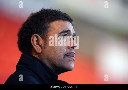 Sky Sports-Experte Chris Kamara während des Sky Bet League One Match im Keepmoat Stadium, Doncaster. Bilddatum: Dienstag, 26. Januar 2021. Stockfoto