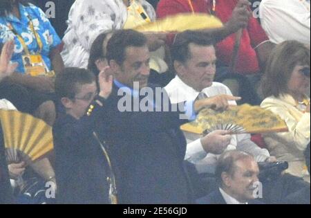 Der französische Präsident Nicolas Sarkozy und sein Sohn Louis nehmen am 8. August 2008 an der Eröffnungszeremonie der XXIX. Olympischen Spiele im Nationalstadion in Peking, China, Teil. Foto von Gouhier-Hahn-Nebinger/ABACAPRESS.COM Stockfoto