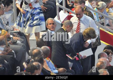 US-Präsident George Bush, Frau Laura und der russische Ministerpräsident Wladimir Putin nehmen am 8. August 2008 an der Eröffnungszeremonie der XXIX. Olympischen Spiele im Nationalstadion in Peking, China, Teil. Foto von Gouhier-Hahn-Nebinger/ABACAPRESS.COM Stockfoto