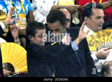 Der französische Präsident Nicolas Sarkozy und sein Sohn Louis nehmen am 8. August 2008 an der Eröffnungszeremonie der XXIX. Olympischen Spiele im Nationalstadion in Peking, China, Teil. Foto von Gouhier-Hahn-Nebinger/ABACAPRESS.COM Stockfoto