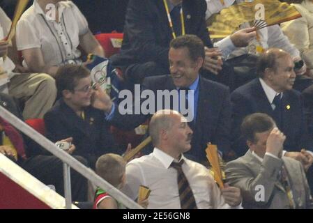 Der französische Präsident Nicolas Sarkozy und sein Sohn Louis nehmen am 8. August 2008 an der Eröffnungszeremonie der XXIX. Olympischen Spiele im Nationalstadion in Peking, China, Teil. Foto von Gouhier-Hahn-Nebinger/ABACAPRESS.COM Stockfoto