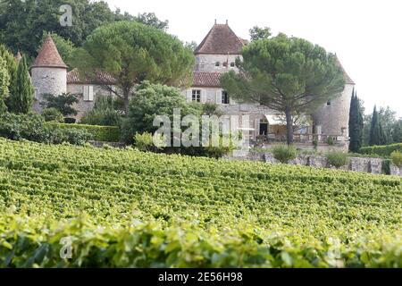 Atmosphäre als Prinz Henrik von Dänemark und Königin Margrethe II. Von Dänemark am 8. August 2008 während eines Fotoanrufs in ihrer Sommerresidenz 'Chateau de Caix' bei Cahors, Frankreich, posieren. Das 25 Hektar große Familiengut produziert rund 160,000 Flaschen Cahors Rot- und Weißwein, die auch nach Dänemark, Kanada und Japan exportiert werden. Prinz Henrik von Dänemark ruht nach der Operation seines Arms. Foto von Patrick Bernard/ABACAPRESS.COM Stockfoto