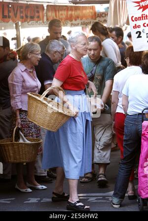 Königin Margrethe II. Von Dänemark läuft am kleinen Markt von Caix-Luzech entlang und kauft während ihres Einkaufens im Südwesten Frankreichs am 09. August 2008 einige Produkte, frisches Gemüse, französischen Käse, Wurstwaren und Foie Gras. Das dänische Königspaar wohnt in seiner Residenz Chateau de Caix in der Nähe von Cahors für die Sommerferien. Foto von Patrick Bernard/ABACAPRESS.COM Stockfoto