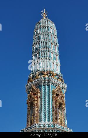 Architektonische Details auf einem Prang im Wat Phra Kaew Tempel im Großen Palast in Bangkok, Thailand. Stockfoto