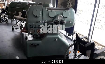 Eine Eiserne Lunge Medilunge war eines der ersten klinischen Geräte, das eine maschinelle Beatmung eines Menschen ermöglicht. Um 1920 entwickelte sie Stockfoto