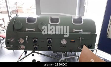 Eine Eiserne Lunge Medilunge war eines der ersten klinischen Geräte, das eine maschinelle Beatmung eines Menschen ermöglicht. Um 1920 entwickelte sie Stockfoto