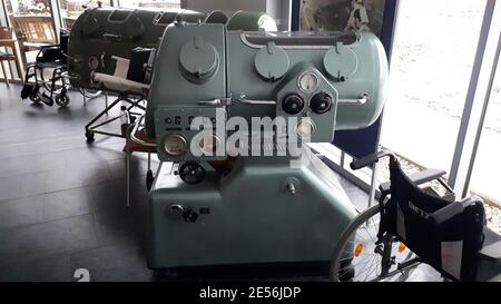 Eine Eiserne Lunge Medilunge war eines der ersten klinischen Geräte, das eine maschinelle Beatmung eines Menschen ermöglicht. Um 1920 entwickelte sie Stockfoto
