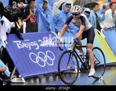 Die britische Nicole Cooke überquert die Ziellinie und gewinnt das Gold beim Road Cycling Event der Frauen mit einer Zeit von 3 Stunden, 32 Minuten und 24 Sekunden gegen die Schwedin Emma Johansson (R) während der Olympischen Spiele 2008 in Peking, nahe der Großen Mauer in Juyongguan, 78 km nördlich von Peking, China am 10. August 2008. Longo-Ciprelli wurde 24. In der Veranstaltung. Foto von Gouhier-Hahn-Nebinger/Cameleon/ABACAPRESS.COM Stockfoto