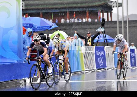 Die britische Nicole Cooke überquert die Ziellinie und gewinnt das Gold beim Road Cycling Event der Frauen mit einer Zeit von 3 Stunden, 32 Minuten und 24 Sekunden gegen die Schwedin Emma Johansson (R) während der Olympischen Spiele 2008 in Peking, nahe der Großen Mauer in Juyongguan, 78 km nördlich von Peking, China am 10. August 2008. Longo-Ciprelli wurde 24. In der Veranstaltung. Foto von Gouhier-Hahn-Nebinger/Cameleon/ABACAPRESS.COM Stockfoto