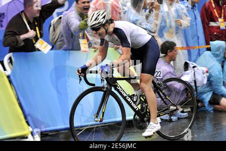 Die britische Nicole Cooke überquert die Ziellinie und gewinnt das Gold beim Road Cycling Event der Frauen mit einer Zeit von 3 Stunden, 32 Minuten und 24 Sekunden gegen die Schwedin Emma Johansson (R) während der Olympischen Spiele 2008 in Peking, nahe der Großen Mauer in Juyongguan, 78 km nördlich von Peking, China am 10. August 2008. Longo-Ciprelli wurde 24. In der Veranstaltung. Foto von Gouhier-Hahn-Nebinger/Cameleon/ABACAPRESS.COM Stockfoto