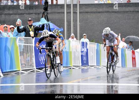 Die britische Nicole Cooke überquert die Ziellinie und gewinnt das Gold beim Road Cycling Event der Frauen mit einer Zeit von 3 Stunden, 32 Minuten und 24 Sekunden gegen die Schwedin Emma Johansson (R) während der Olympischen Spiele 2008 in Peking, nahe der Großen Mauer in Juyongguan, 78 km nördlich von Peking, China am 10. August 2008. Longo-Ciprelli wurde 24. In der Veranstaltung. Foto von Gouhier-Hahn-Nebinger/Cameleon/ABACAPRESS.COM Stockfoto