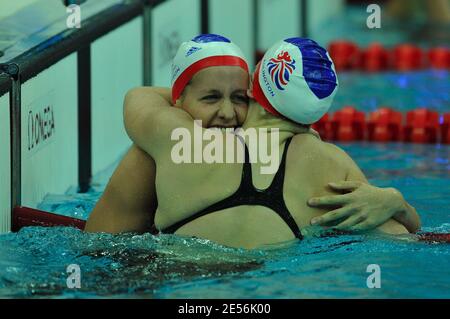 Die britische Rebecca Adlington (links) feiert den Gewinn der Goldmedaille mit Joanne Jackson, die die Bronzemedaille im 400m-Freistil-Finale der Frauen gewann, das am 11. August 2008 am dritten Tag der XXIX. Olympischen Spiele im Olympic National Aquatic Centre in Peking, China, stattfand. Foto von Willis Parker/Cameleon/ABACAPRESS.COM Stockfoto