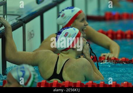 Die britische Rebecca Adlington (links) feiert den Gewinn der Goldmedaille mit Joanne Jackson, die die Bronzemedaille im 400m-Freistil-Finale der Frauen gewann, das am 11. August 2008 am dritten Tag der XXIX. Olympischen Spiele im Olympic National Aquatic Centre in Peking, China, stattfand. Foto von Willis Parker/Cameleon/ABACAPRESS.COM Stockfoto